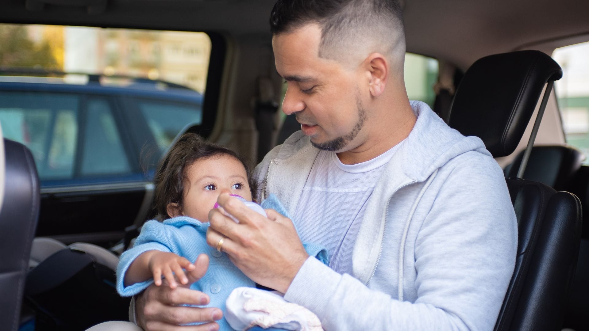 How-to-Feed-Baby-Milk-When-Travelling-Easily