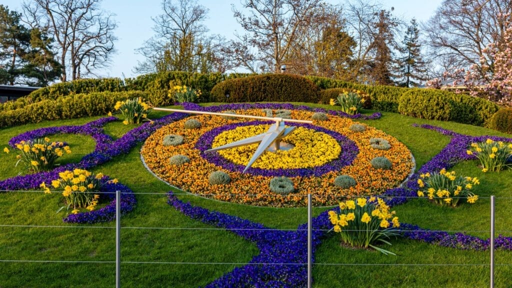 The-flower-clock-in-Jardin-Anglais-park-in-Geneva