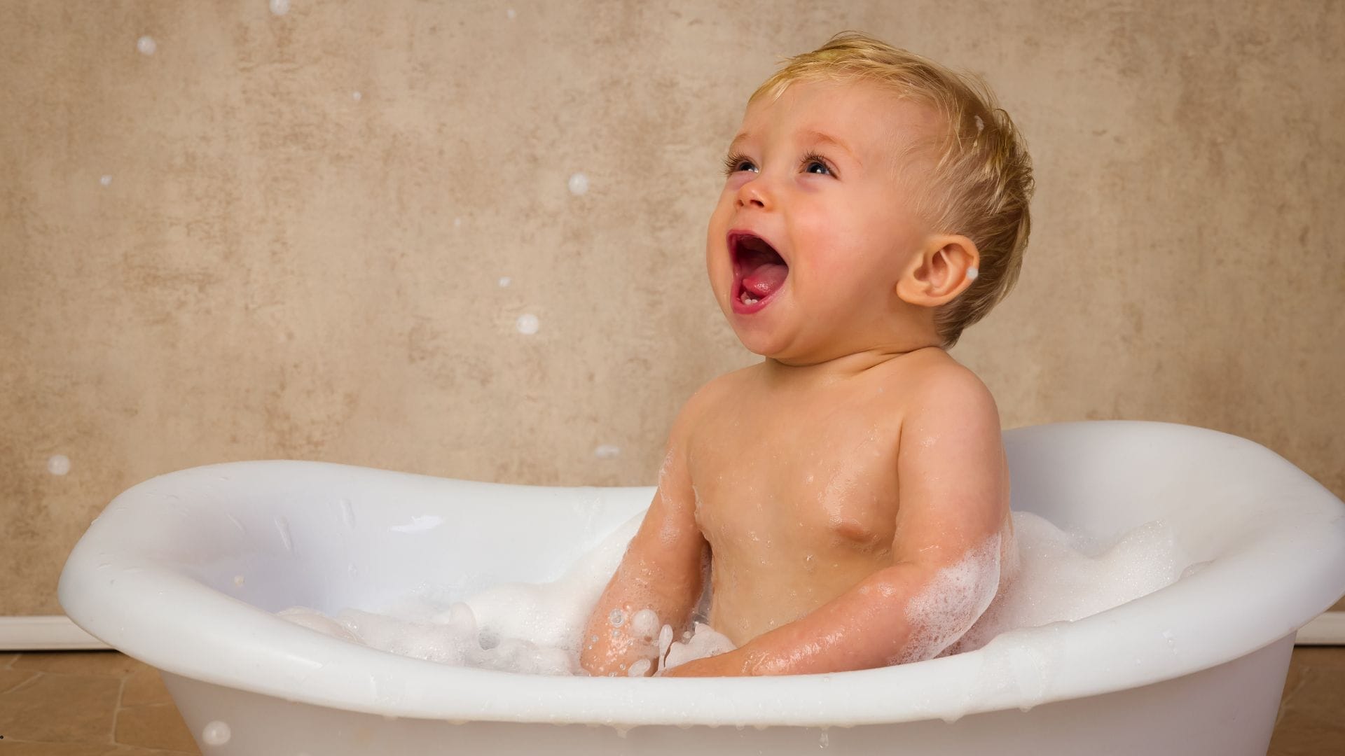 baby-bathing-while-traveling