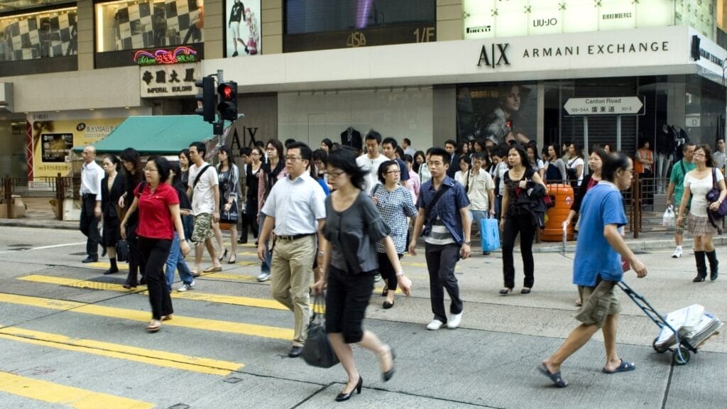 Group-of-people-going-to-office-in-the-morning-in-hong-kong
