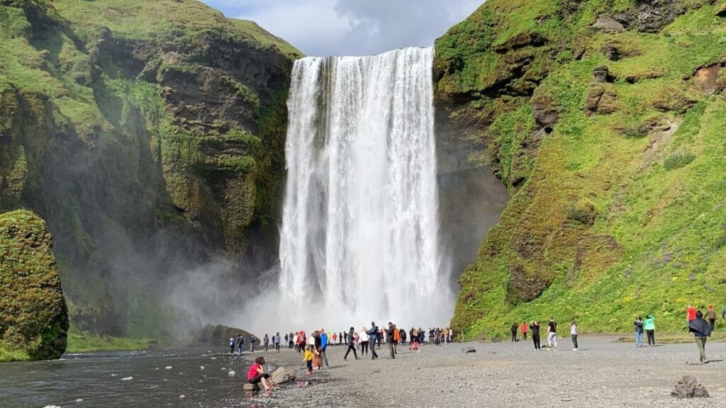Tourists-walking-towards-the-Skogafoss-waterfall