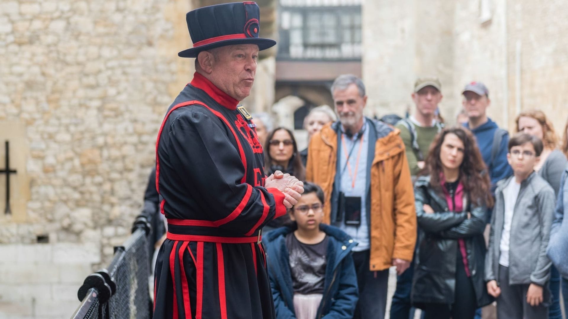 Yeoman-Warder-talking-to-visitors-Tower-of-London